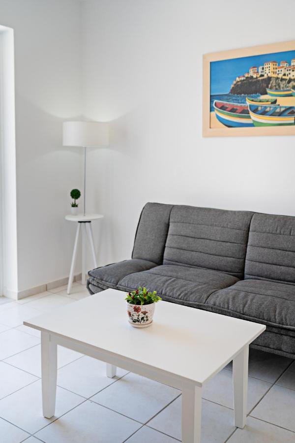 Azure Seaside Apts Magnisía Eksteriør billede